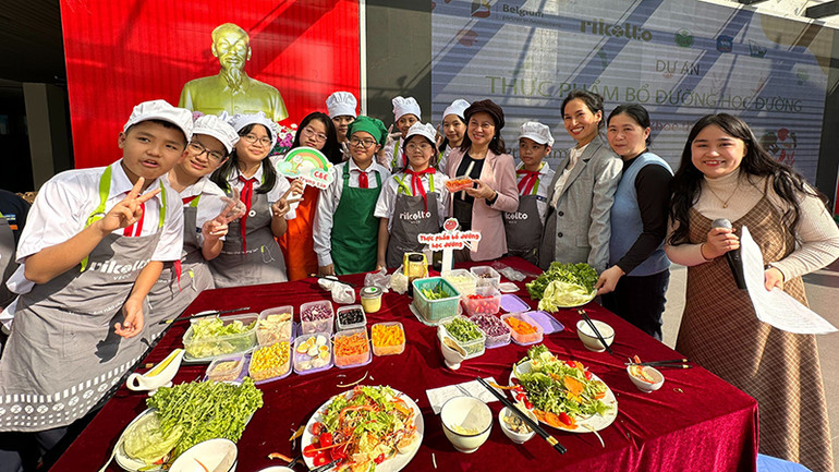 Các em học sinh Trường trung học cơ sở Yên Hòa với chương trình “Salad Healthy - Tết vô tư đi”, tháng 1/2024. (Ảnh: Dự án cung cấp)