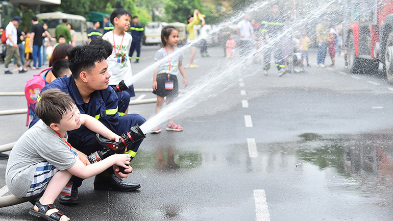 Các em nhỏ dự chương trình trải nghiệm kỹ năng thoát hiểm trong đám cháy tại Trường đại học Phòng cháy, chữa cháy Hà Nội. (Ảnh: THỦY NGUYÊN)