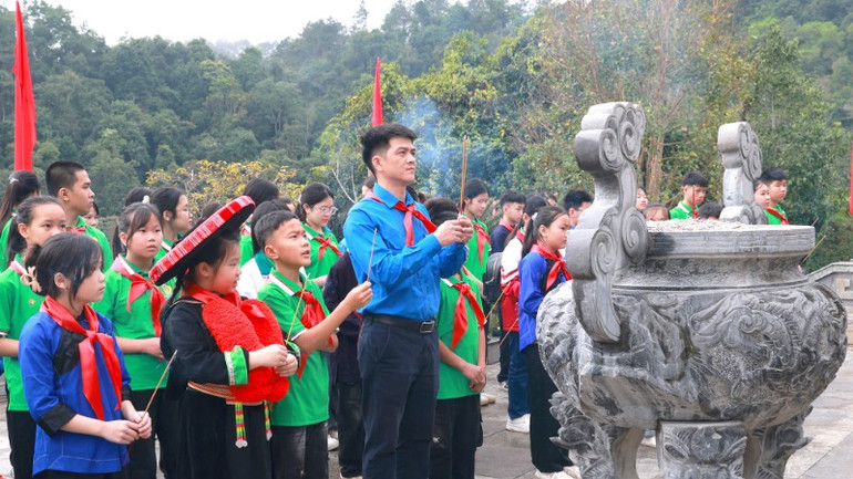 Thành kính dâng hương báo công với Bác và các Anh hùng liệt sĩ đã hy sinh vì nền độc lập, tự do của dân tộc.