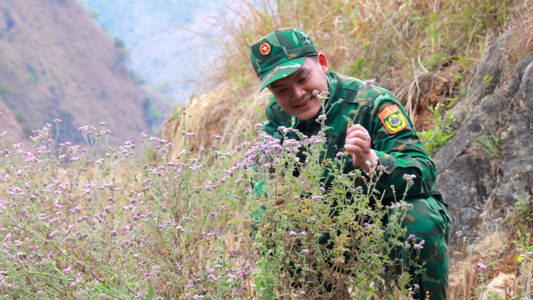 Một khoảnh khắc đầy lãng mạn của người lính biên phòng.