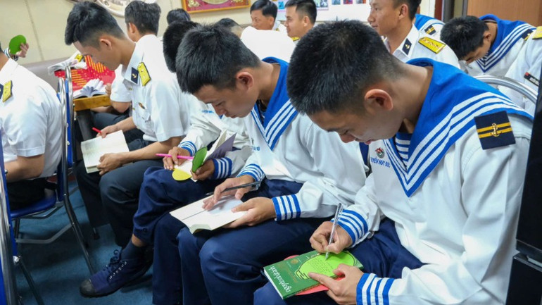 Bộ đội ghi lại cảm xúc của mình về sách.