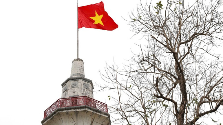 Cờ Tổ quốc kiêu hãnh tung bay.