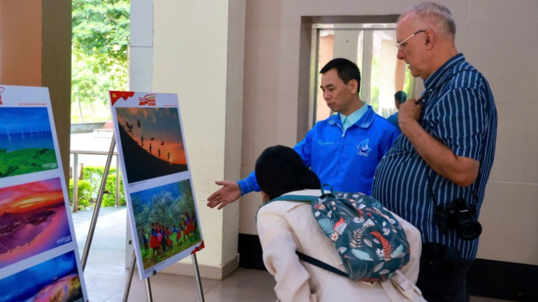 Triển lãm còn thu hút khách nước ngoài. Triển lãm còn thu hút khách nước ngoài.