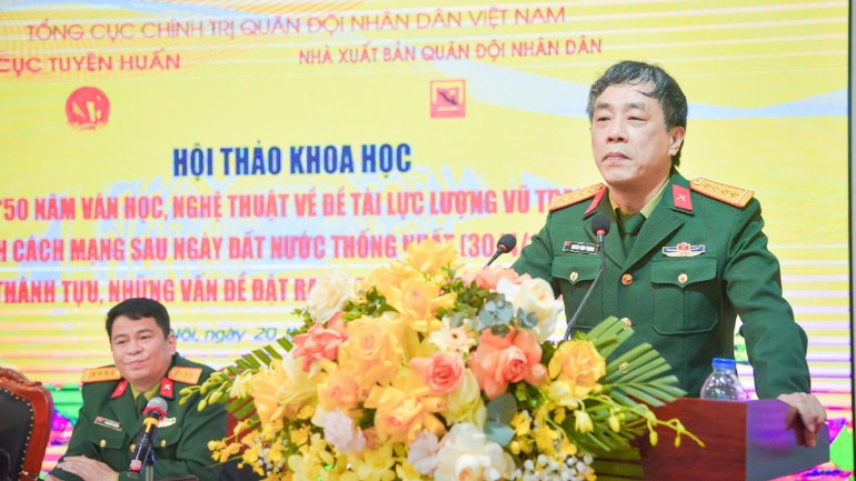 Nhà thơ Nguyễn Bình Phương, Phó Chủ tịch Hội Nhà văn Việt Nam, Tổng Biên tập Tạp chí Văn nghệ Quân đội phát biểu đề dẫn hội thảo.