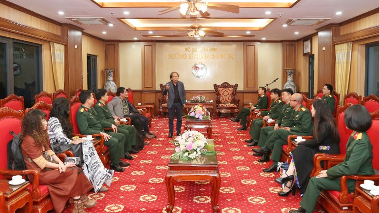 Chủ tịch Hội Nhà văn Việt Nam Nguyễn Quang Thiều trao đổi với đại diện nhà trường trước khi chương trình bắt đầu.