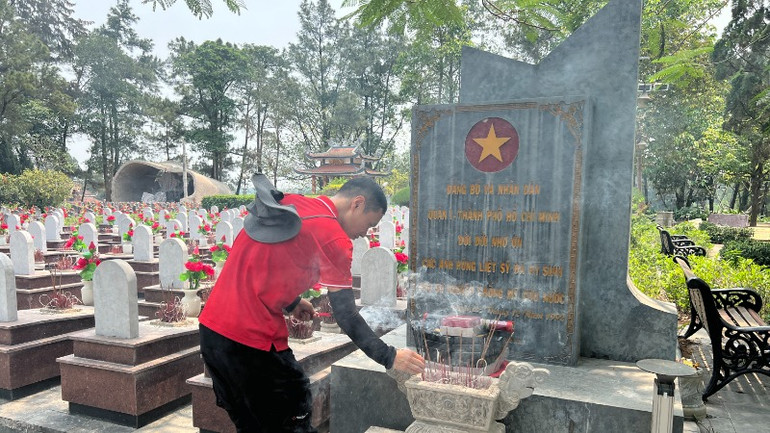 Chủ tịch Hội Biển đảo Việt Nam viếng nghĩa trang liệt sĩ.