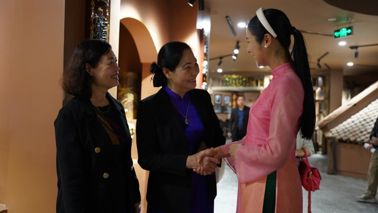 Hoa hậu Ngọc Hân (phải) vô cùng hào hứng khi tham quan Trung tâm Tinh hoa làng nghề Việt và đảm nhận vai trò Giám khảo hội thi.
