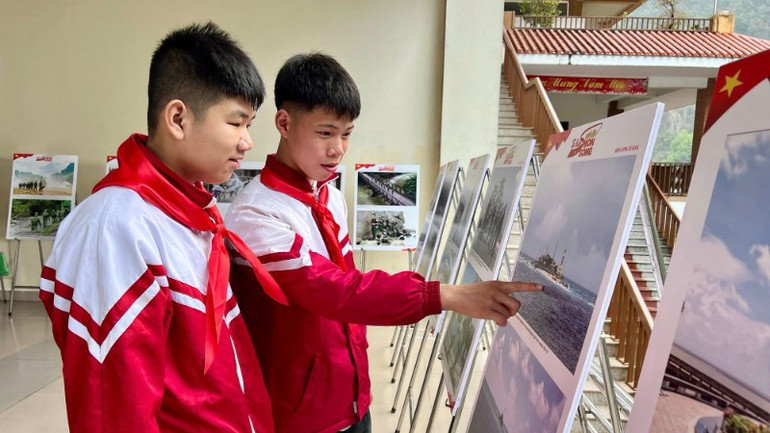 Hình ảnh đảo xa vẫn còn nhiều lạ lẫm với các em thiếu nhi miền núi phía bắc.