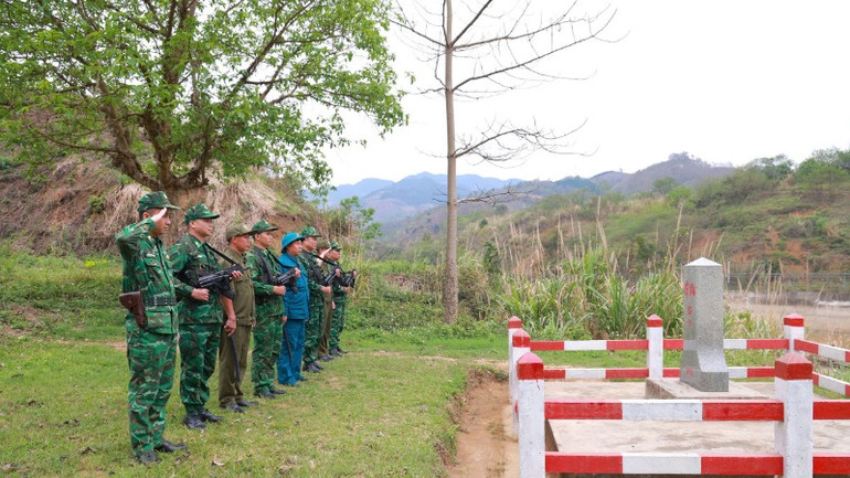 Chào cột mốc thiêng liêng.