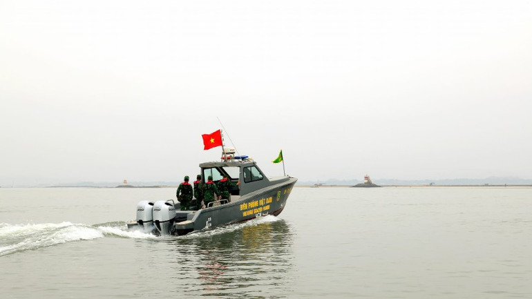 Bộ đội Biên phòng Trà Cổ tuần tra trong buổi sáng mùa xuân.