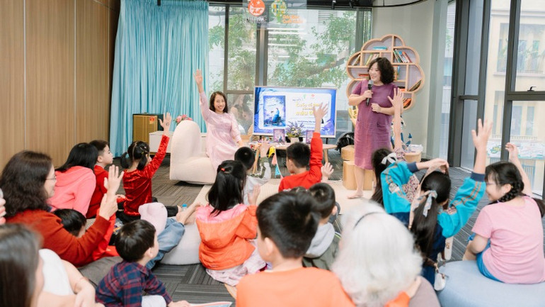 Hào hứng giao lưu, chia sẻ.