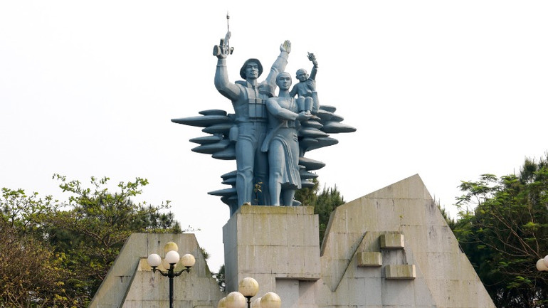 Tượng đài uy nghiêm, sừng sững giữa nghĩa trang.