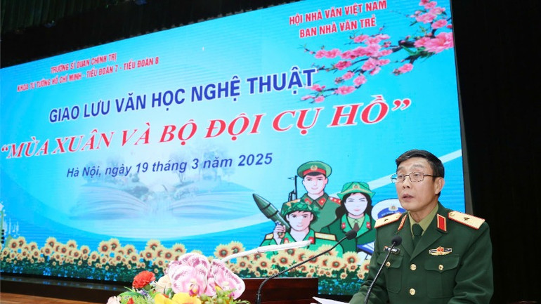 Thiếu tướng, PGS, TS Nguyễn Văn Kỷ, Phó Hiệu trưởng Trường Sĩ quan Chính trị phát biểu chào mừng.