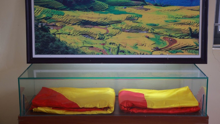 Những lá cờ Tổ quốc đã xong nhiệm vụ được bảo quản, trưng bày tại Nhà lưu niệm.