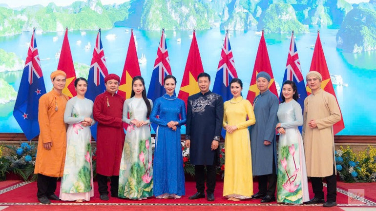 Đoàn nghệ sĩ Nhà hát Múa rối Việt Nam.