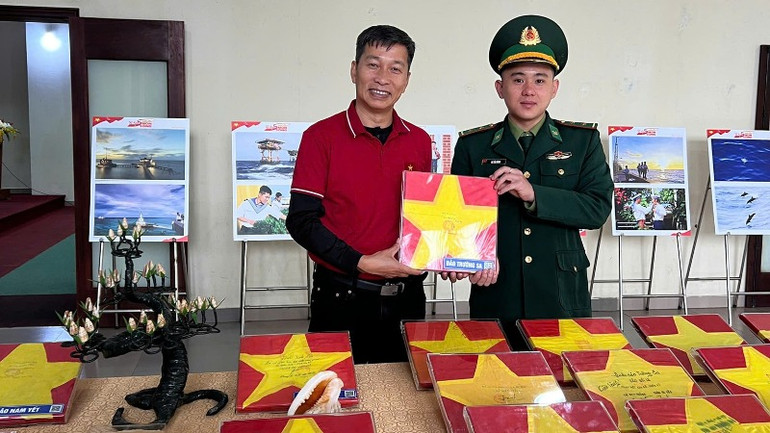 Lần đầu tiên nhiều người lính biên phòng được chạm vào lá cờ Tổ quốc đã tung bay ở đảo xa. Lần đầu tiên nhiều người lính biên phòng được chạm vào lá cờ Tổ quốc đã tung bay ở đảo xa.