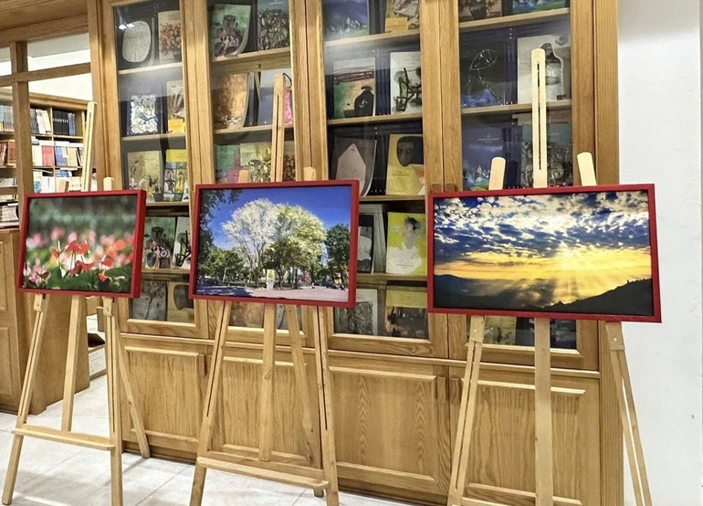 Nhiều tác phẩm nhiếp ảnh được trưng bày.