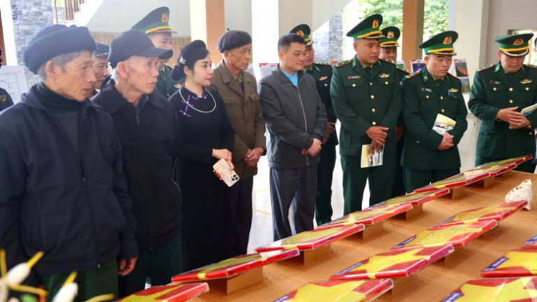 Bộ đội biên phòng và bà con nhân dân xem triển lãm. Bộ đội biên phòng và bà con nhân dân xem triển lãm.