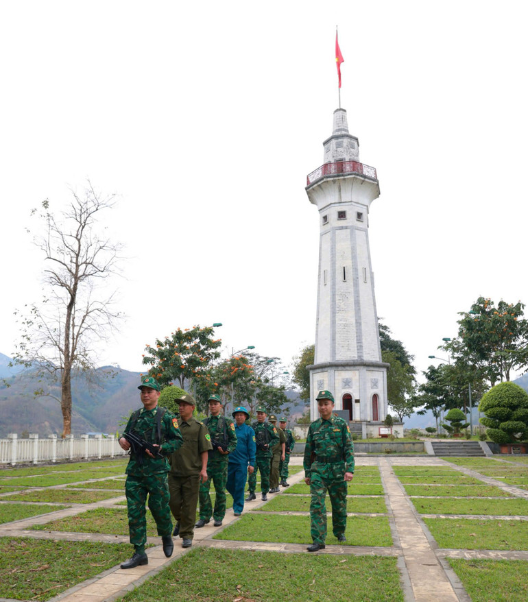 Những bước chân lại đi về phía mặt trời.