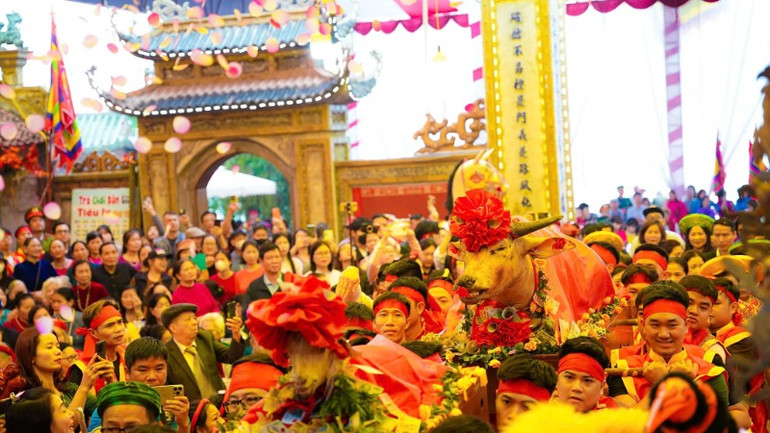 Vật phẩm là các "ông" dê, "ông" trâu được dâng cúng.