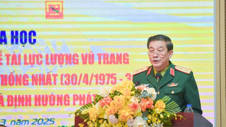 Trung tướng Trương Thiên Tô, Phó Chủ nhiệm Tổng Cục Chính trị Quân đội nhân dân Việt Nam phát biểu chỉ đạo hội thảo.