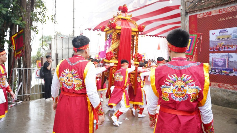 Khiêng kiệu là trai tráng trong làng được tuyển chọn kỹ lưỡng.