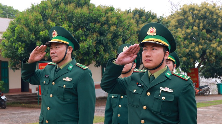 Cảm xúc thiêng liêng trong lễ chào cờ.