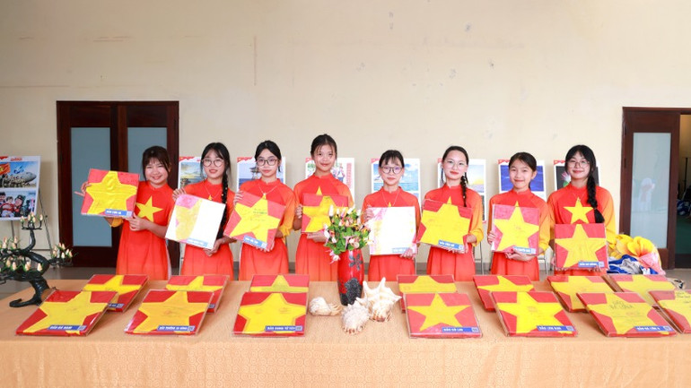 Học sinh Hà Quảng tự hào về chủ quyền hải đảo.