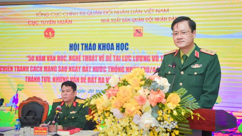 Trung tướng Nguyễn Văn Đức, Cục trưởng Cục Tuyên huấn phát biểu khai mạc hội thảo.