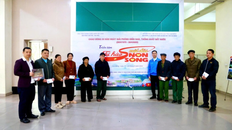 Tặng quà, tri ân các gia đình chính sách và người có công. Tặng quà, tri ân các gia đình chính sách và người có công.