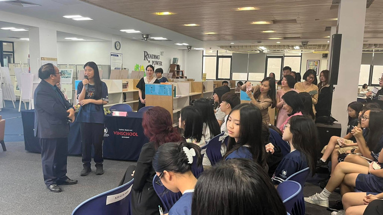 Nhà thơ Trần Đăng Khoa giao lưu với học sinh.