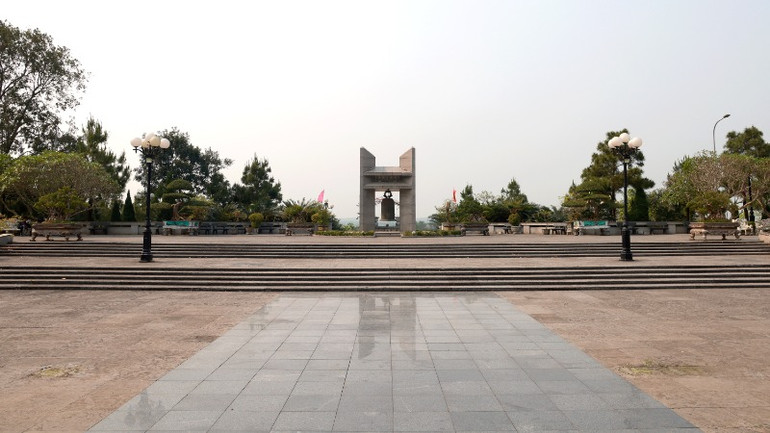 Không gian của nghĩa trang mênh mông nhưng luôn được chăm sóc cẩn thận.