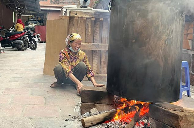 Bếp lửa bập bùng khắp các con ngõ.