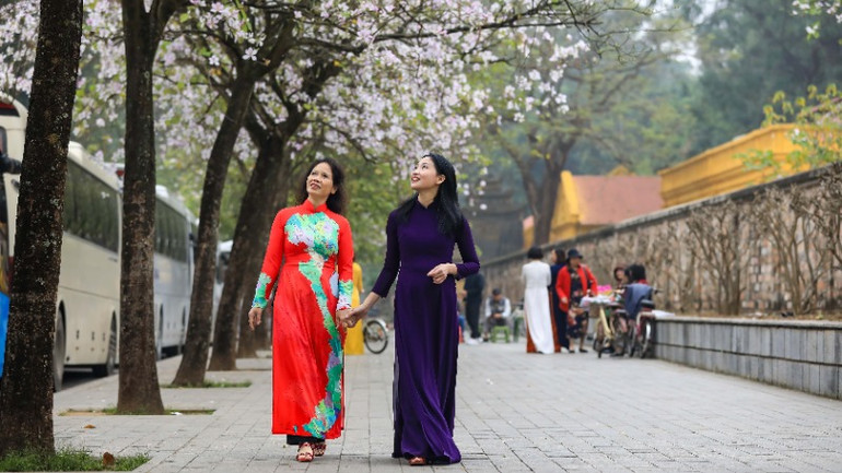 Các hội viên nữ của Hội Biển đảo Việt Nam có mặt để chúc mừng hành trình khởi động.