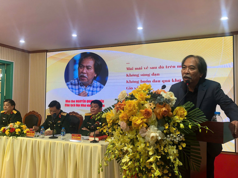 Chủ tịch Hội Nhà văn Việt Nam phát biểu tham luận.