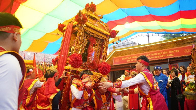 Kiệu quay là hiện tượng thu hút sự chú ý và khám phá của cộng đồng.