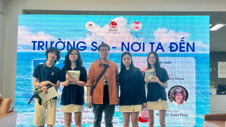 Nhà văn Nguyễn Xuân Thủy (giữa) nhận được sự quan tâm của nhiều học sinh.