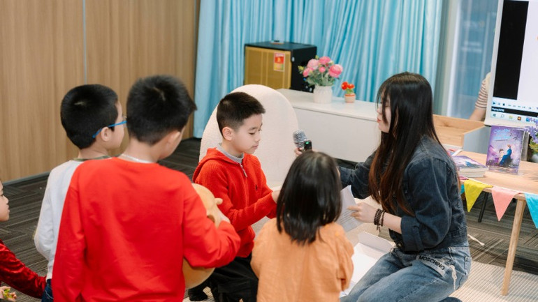 Bạn đọc nhỏ tuổi đặt nhiều câu hỏi với nhà văn.