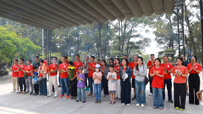 Nhiều em nhỏ được gia đình đưa đi viếng nghĩa trang.