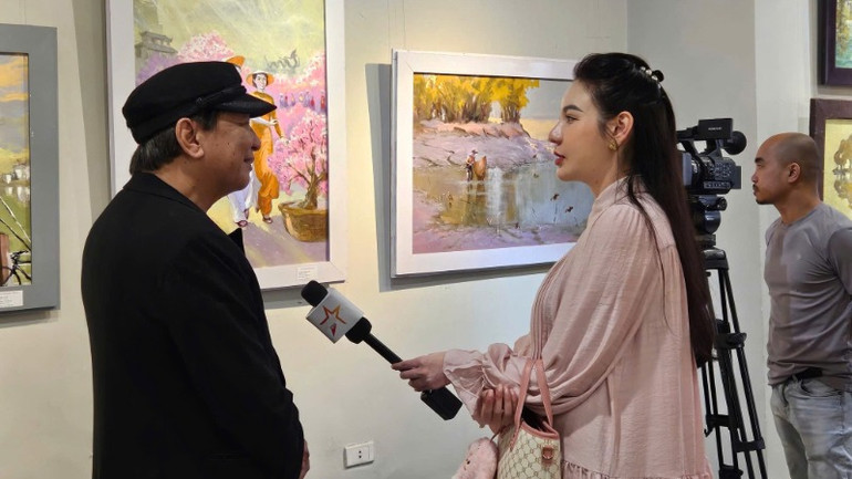 Họa sĩ Nguyễn Quốc Thắng trả lời phỏng vấn về triển lãm.