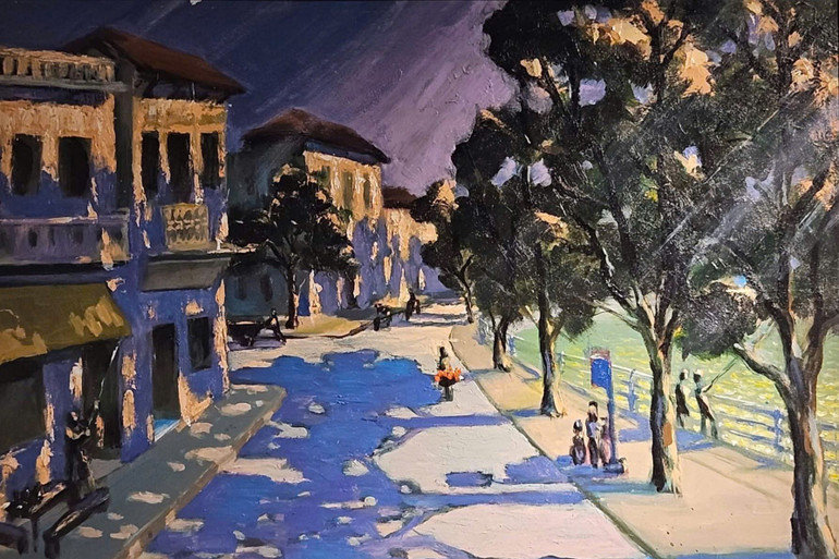 Những bóng nhà, bóng cây hòa với bóng người.