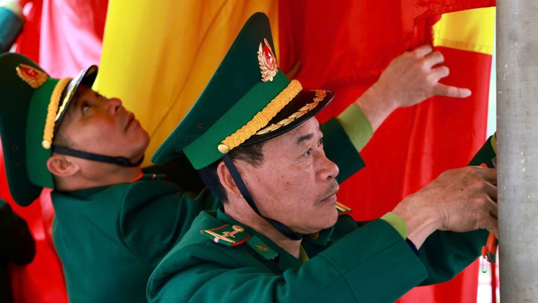 Do đặc thù thời tiết khắc nghiệt, khi những lá cờ đã cũ sẽ được bộ đội biên phòng thực hiện nghi thức thay cờ trong không khí trang nghiêm.