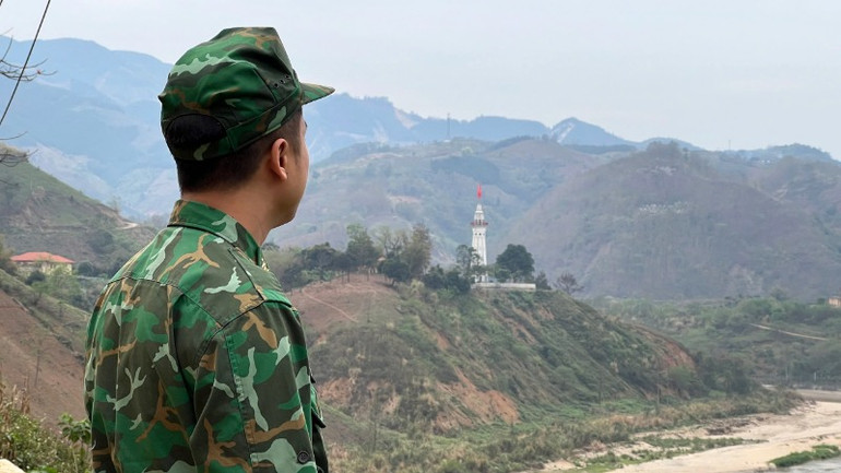 Ngắm nhìn Cột cờ Lũng Pô từ xa.