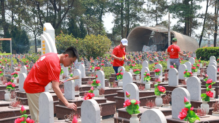 Nén tâm nhang thắp lên từng nấm mộ.