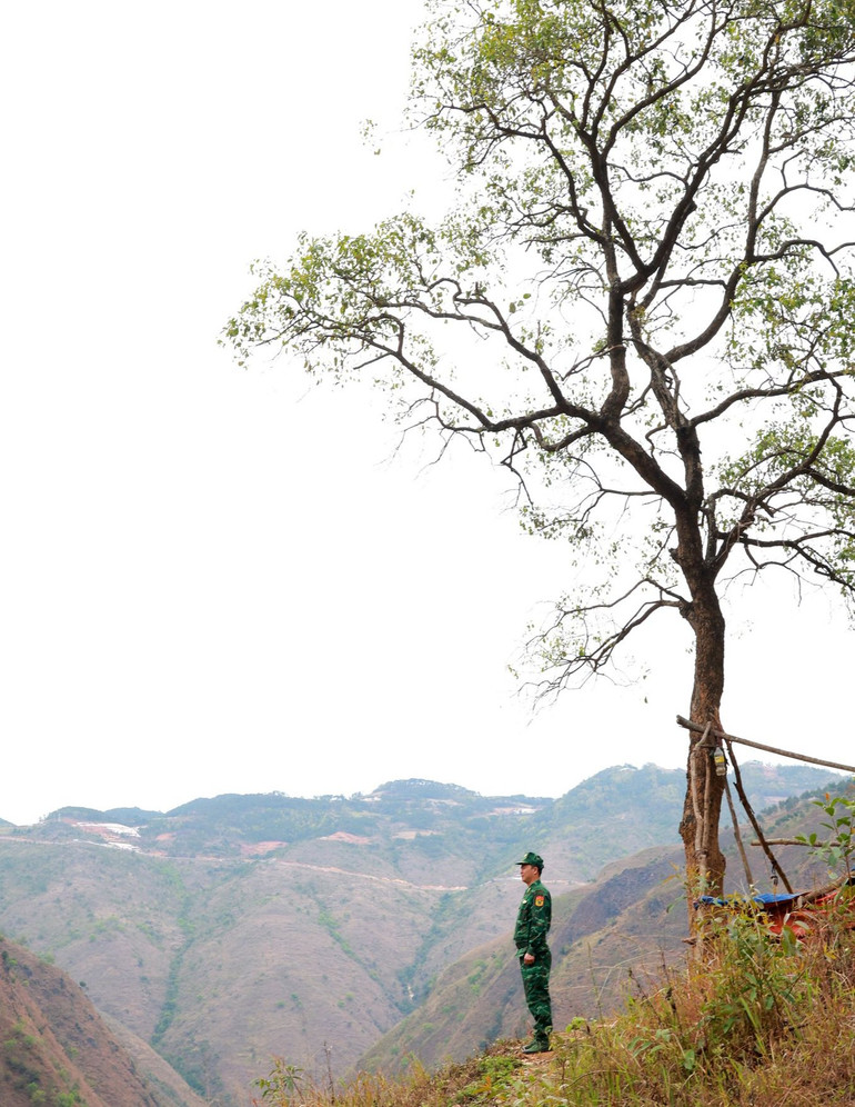 Giữa mênh mông rừng núi.