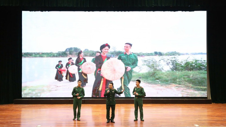 Tiết mục ấn tượng của thầy và trò nhà trường về ký ức trường xưa.