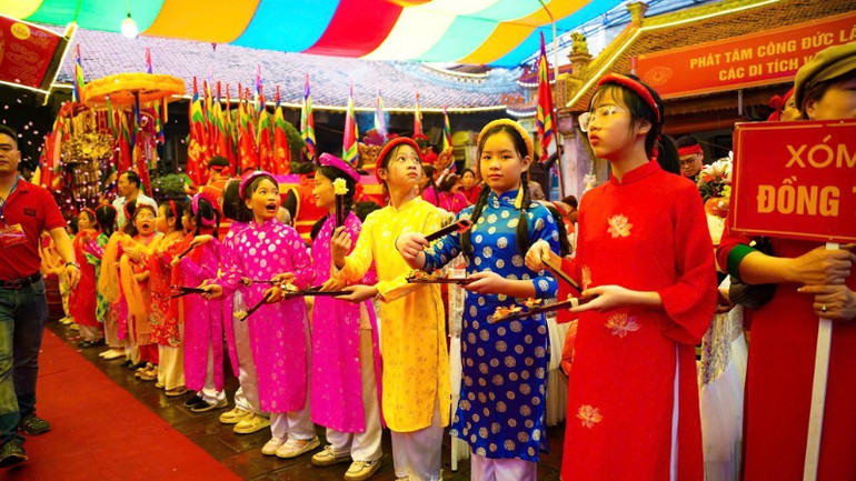 Các em nhỏ hào hứng tham gia.