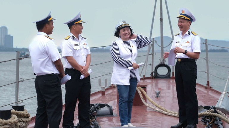 Trò chuyện cởi mở trên tàu cùng bộ đội Hải quân.