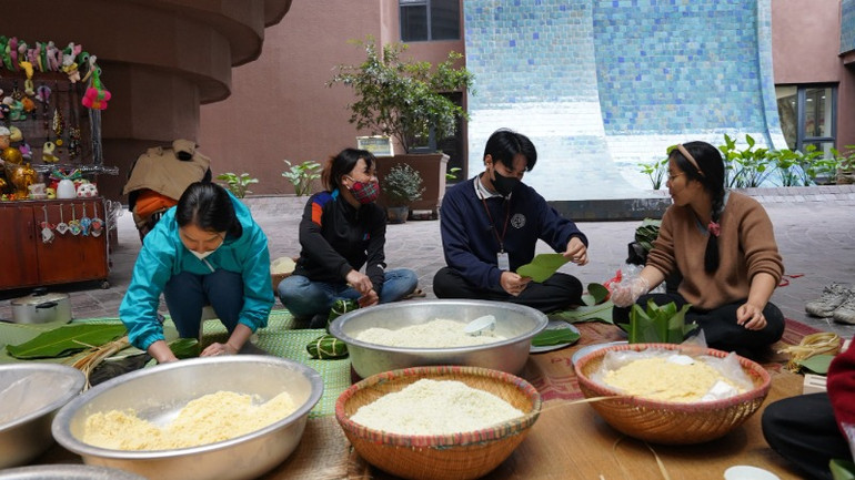 Bánh chưng không chỉ để dâng cúng, xuất hiện trong mâm cỗ hội làng mà còn để làm quà cho khách phương xa.