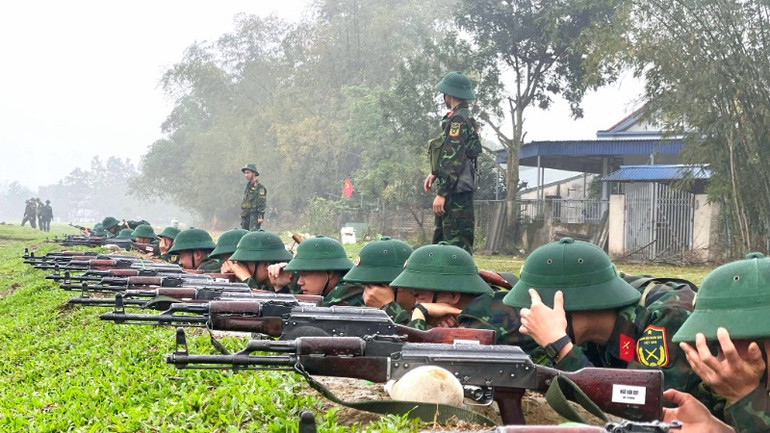 Vượt nắng thắng mưa, say sưa luyện tập.